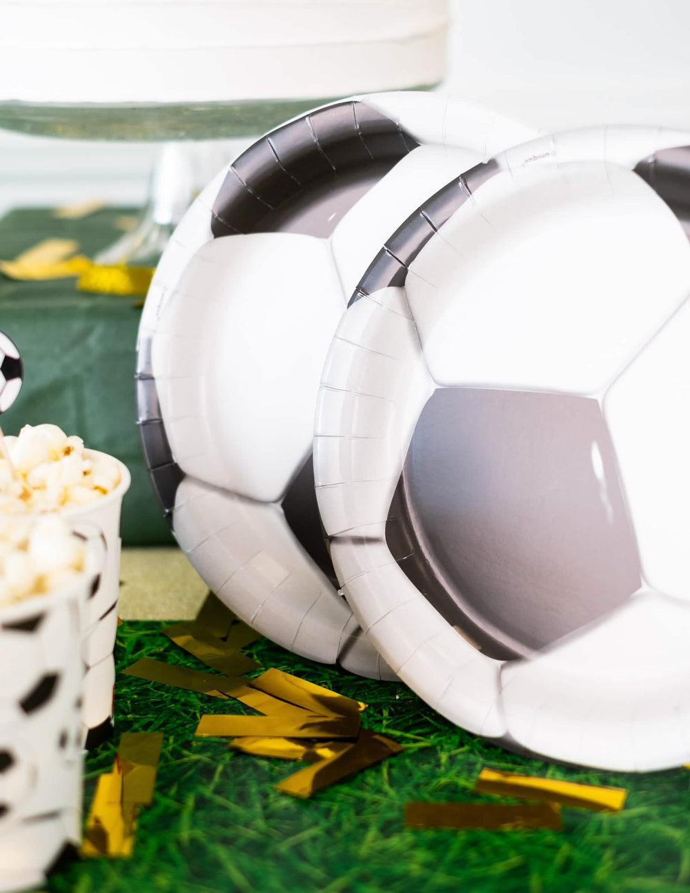 Gros plan sur le motif des assiettes en carton foot