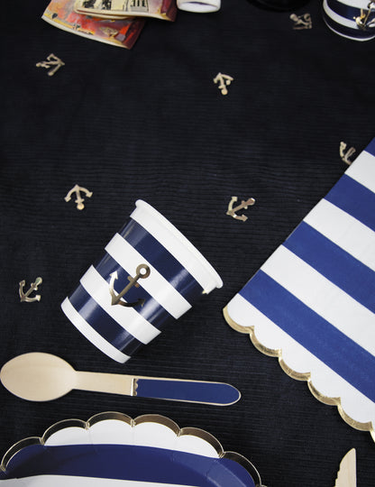 Gobelet et serviette assortis des assiettes festonnées en carton marinière