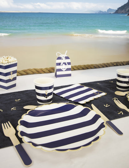 Mise en situation sur une table de fête des assiettes festonnées en carton marinière