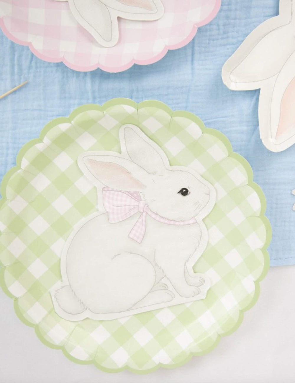 Gros plan sur le motif lapin des assiettes festonnées Vichy Pastel pour fête