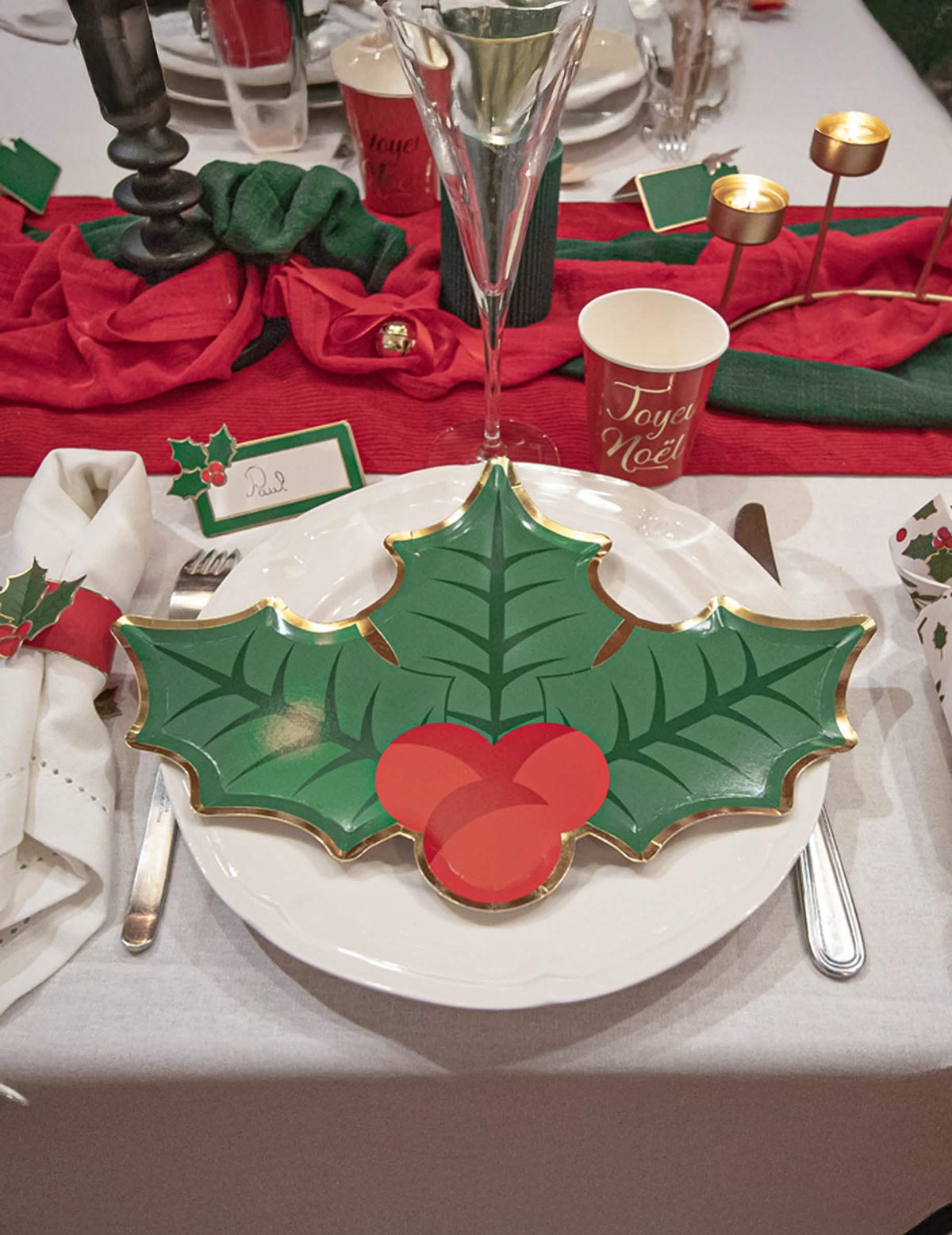 Mise en situation décorative sur une table des assiettes en carton houx de Noël