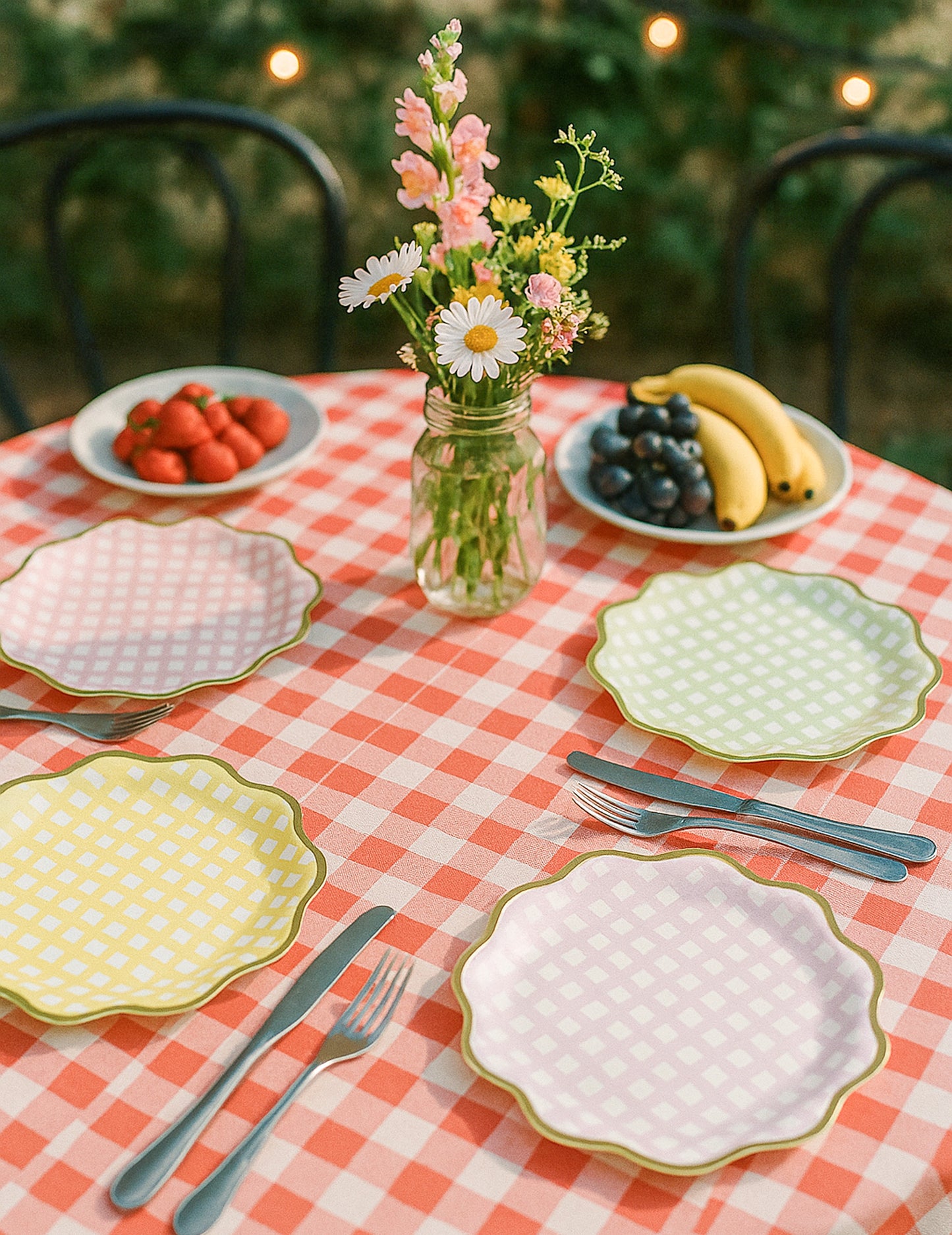Mise en situation sur table des assiettes en carton à carreaux pastel festonnées lilas rose jaune vert et or