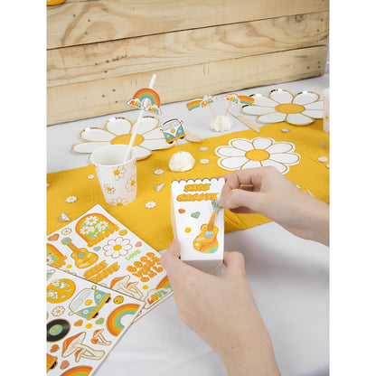 Détail de la personnalisation avec autocollants des boîtes à pop corn festonnées pour fête blanc et or