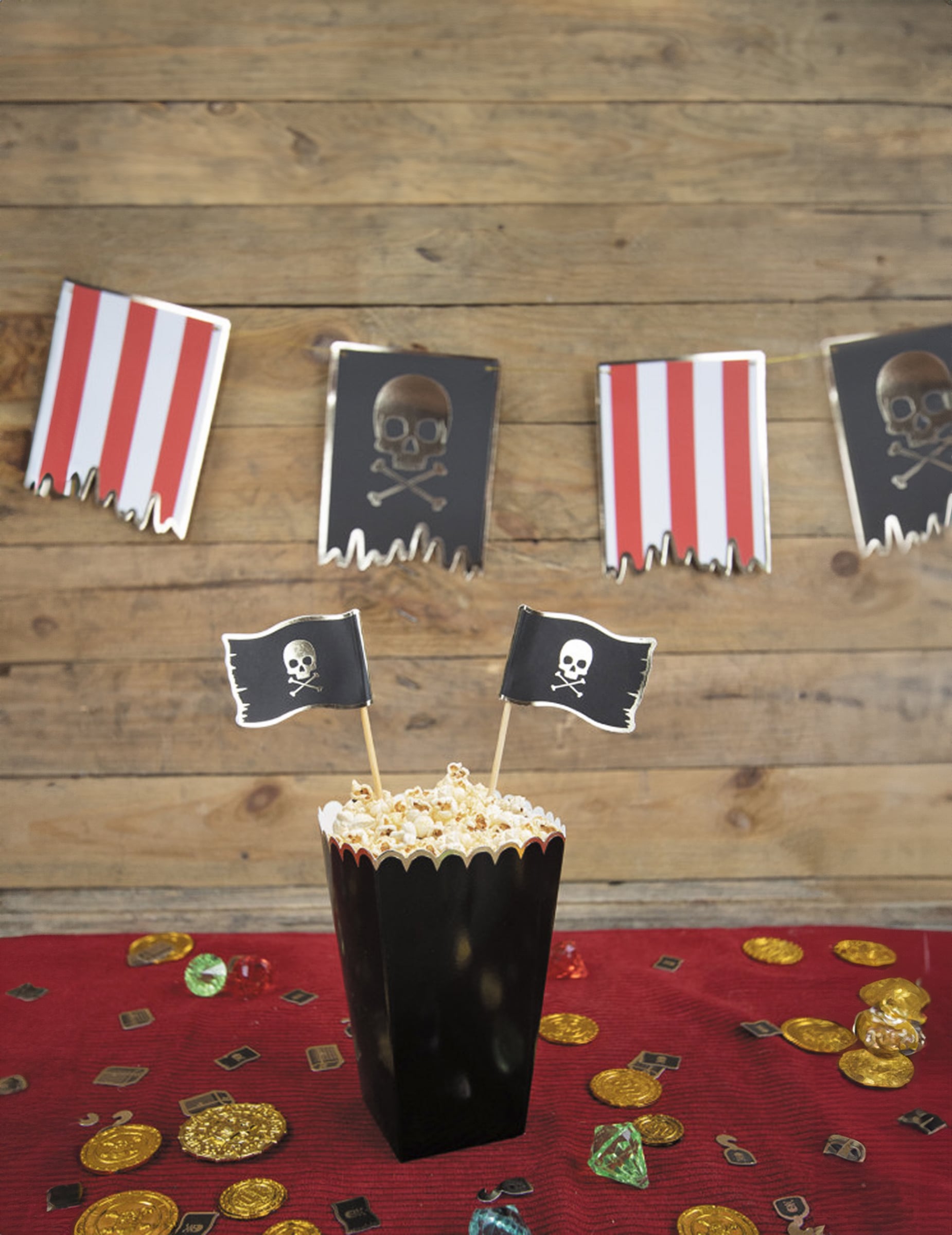Mise en situation sur le thème pirate des boîtes à pop-corn festonnées pour fête noires et or
