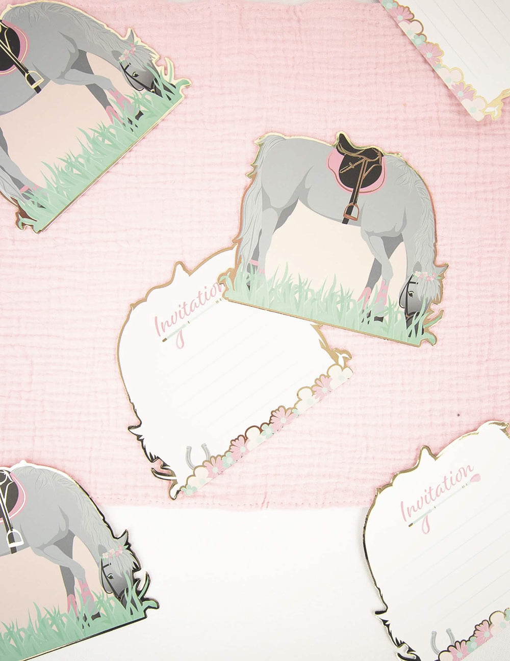 Vue du recto et du verso des cartes d'invitation cheval pour anniversaire