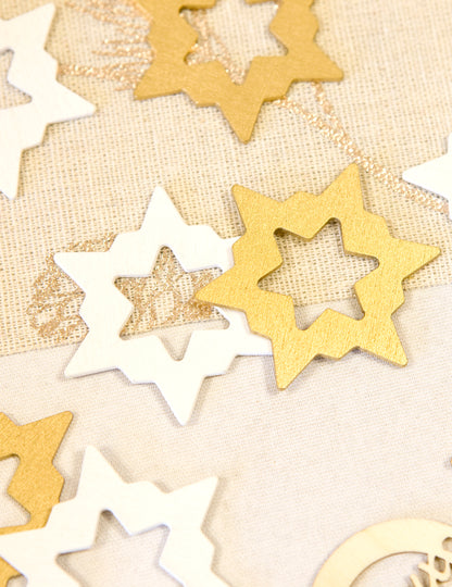 Gros plan des confettis de table en bois étoiles pour Noël