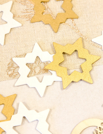 Gros plan des confettis de table en bois étoiles pour Noël