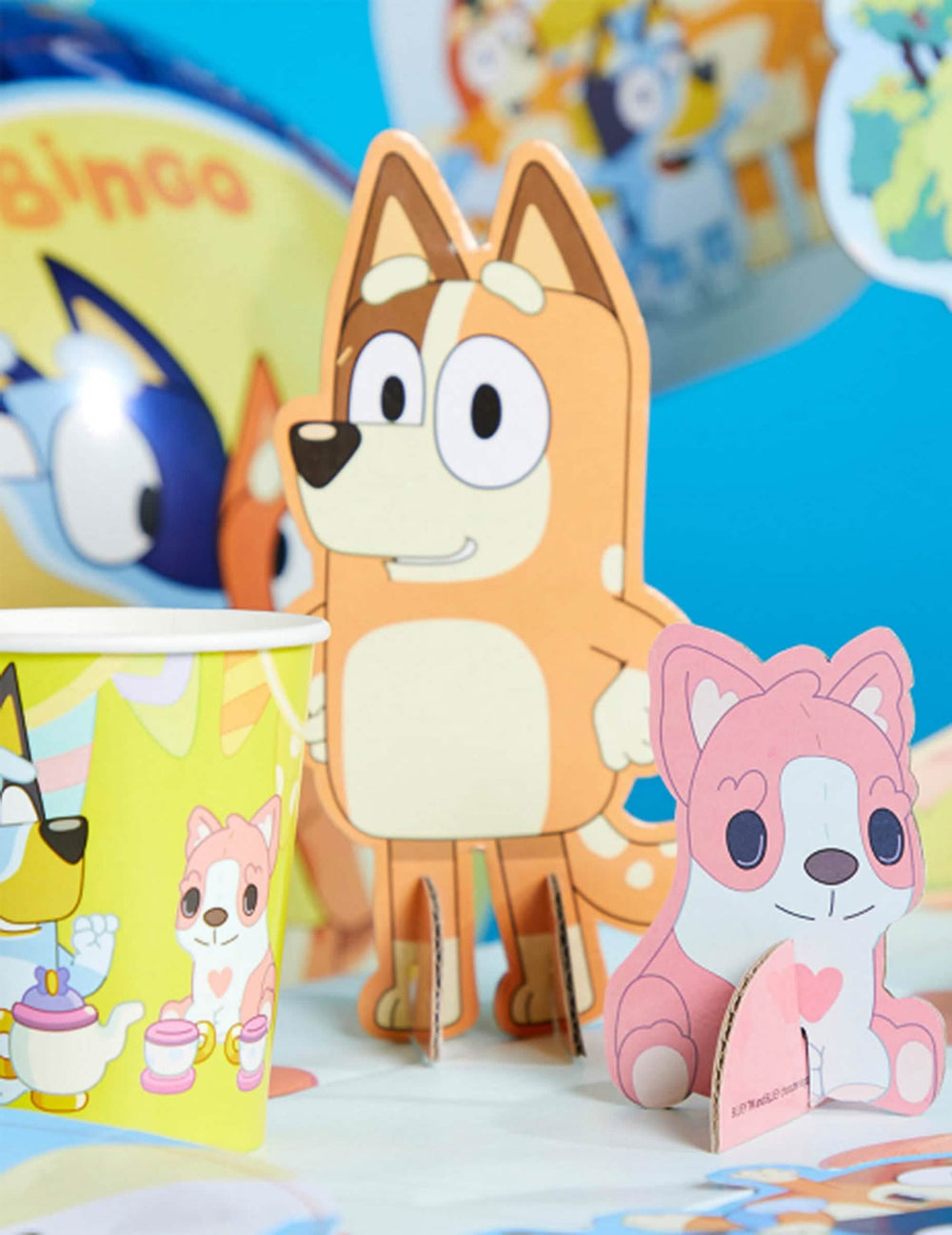 Détail des motifs et personnages des gobelets en carton Bluey
