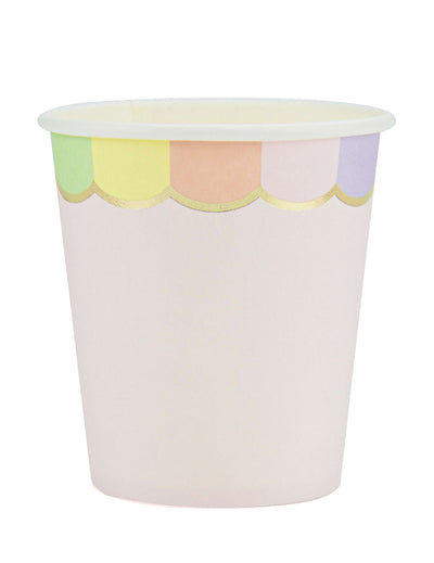 Gobelets en carton festonnés rose pastel avec bords arc-en-ciel