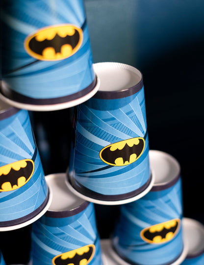 Vue en pyramide des gobelets en carton Batman