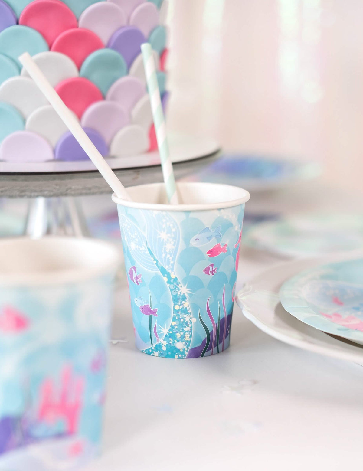 Gros plan avec pailles du gobelet en carton jolie sirène pour anniversaire