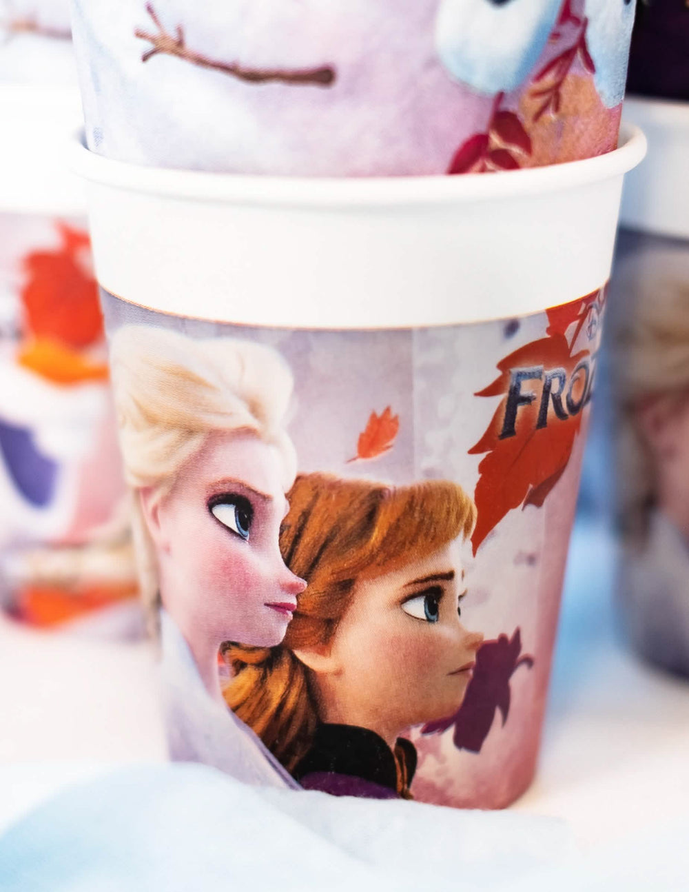 Elsa ja Anna -kartonkikupit Frozen 2 -lähikuva