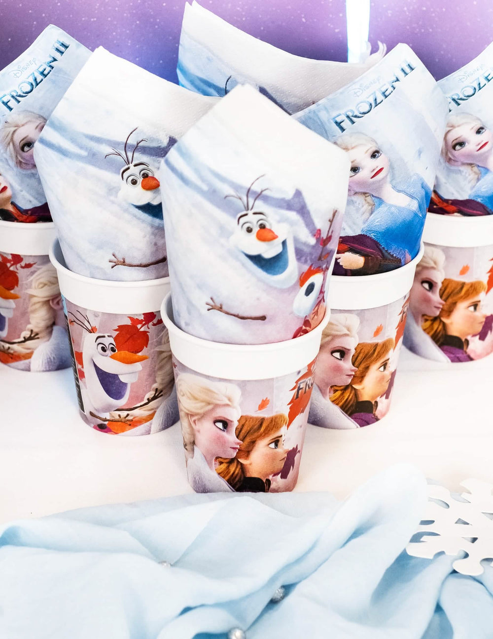 Yleiskatsaus servettien kanssa Frozen 2 -kartonkikuppeihin