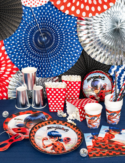 Vue d'ensemble de la table de fête avec les gobelets en carton Miraculous Ladybug pour enfant