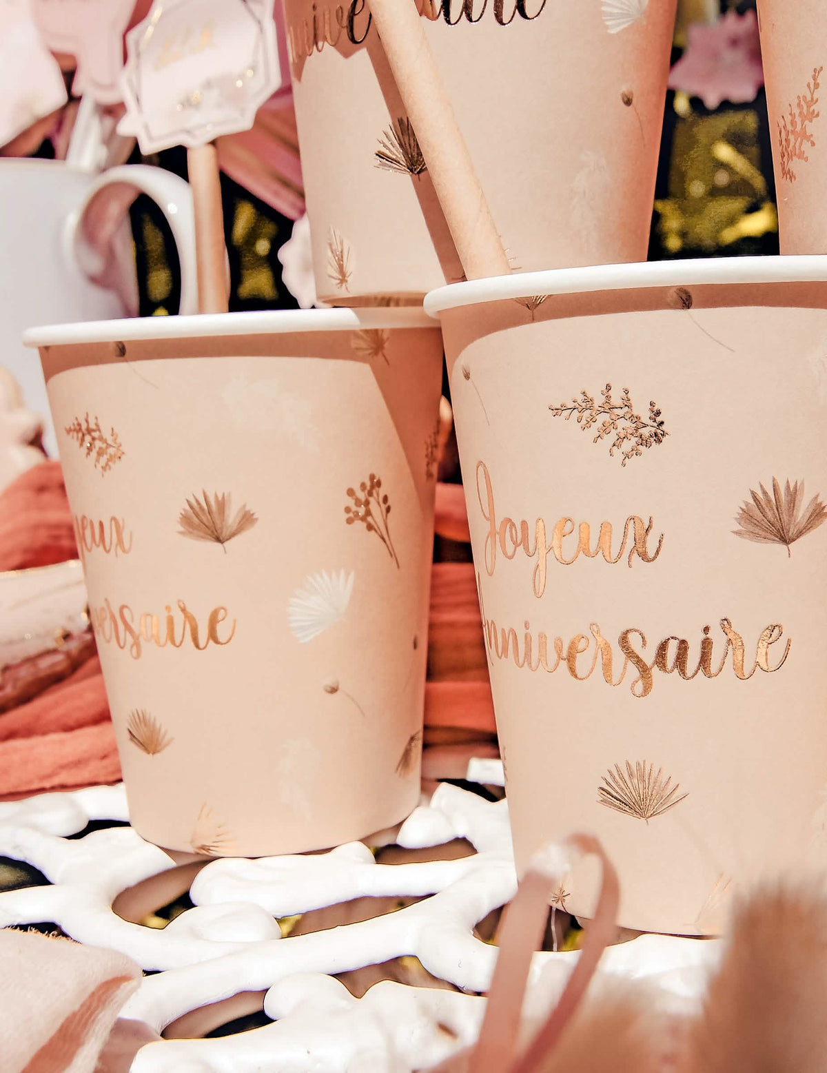 Mise en scène des gobelets Joyeux anniversaire boho