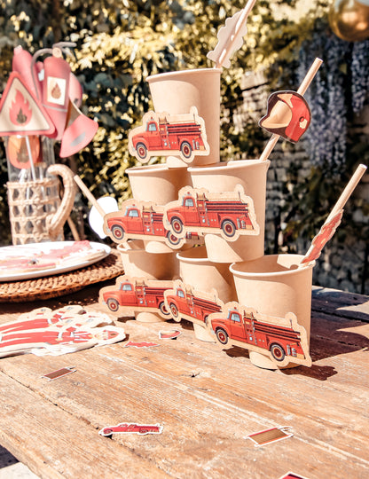 Mise en situation sur une table des gobelets en kraft pompier rouge et or