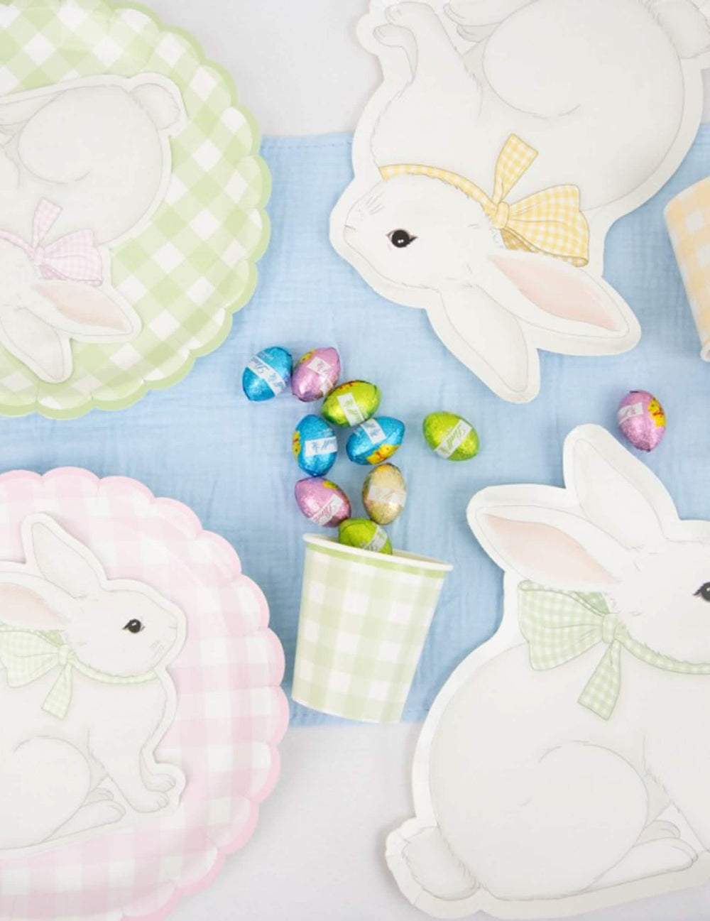 Mise en scène avec des œufs en chocolat des Gobelets Vichy Pastel pour fête
