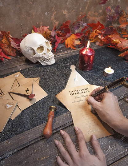 Invitations avec enveloppes apprenti sorcier dorées et kraft avec motif éclair