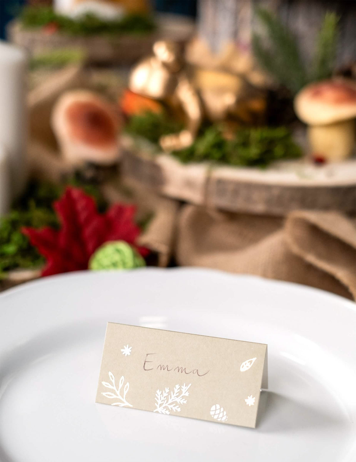 Mise en situation sur une assiette du marque-places Noël botanique pour table