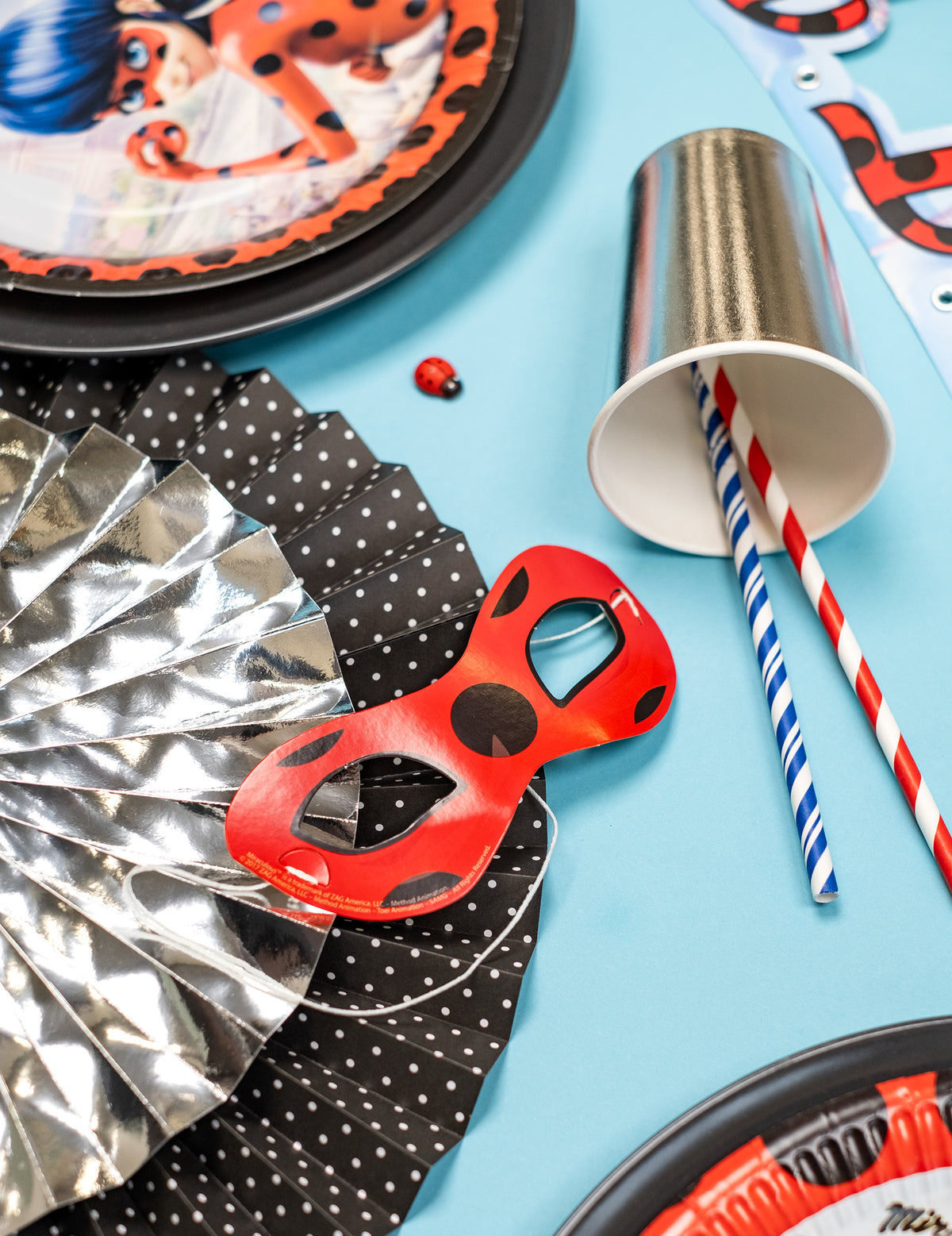 Mise en situation avec des accessoires de fête des 8 masques en carton Ladybug