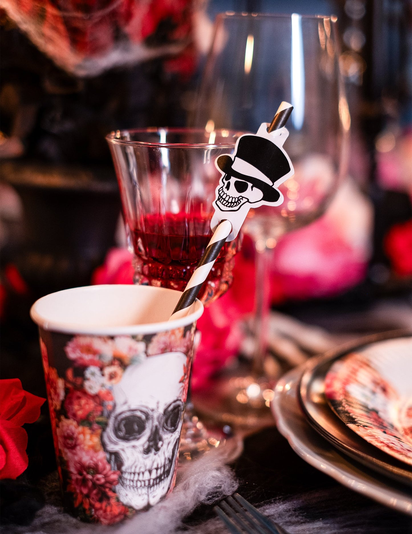 Mise en situation sur table des pailles rayées squelette Halloween