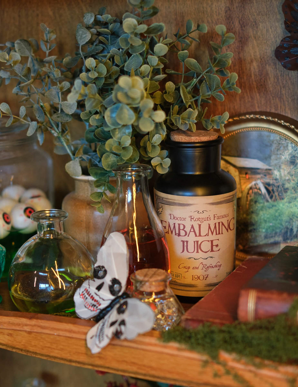 Lähikuva Embalming Juice -etiketistä 8 tarraa Halloween-pulloon