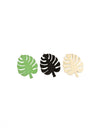Détail des coloris des confettis en bois feuilles tropicales pour déco de table