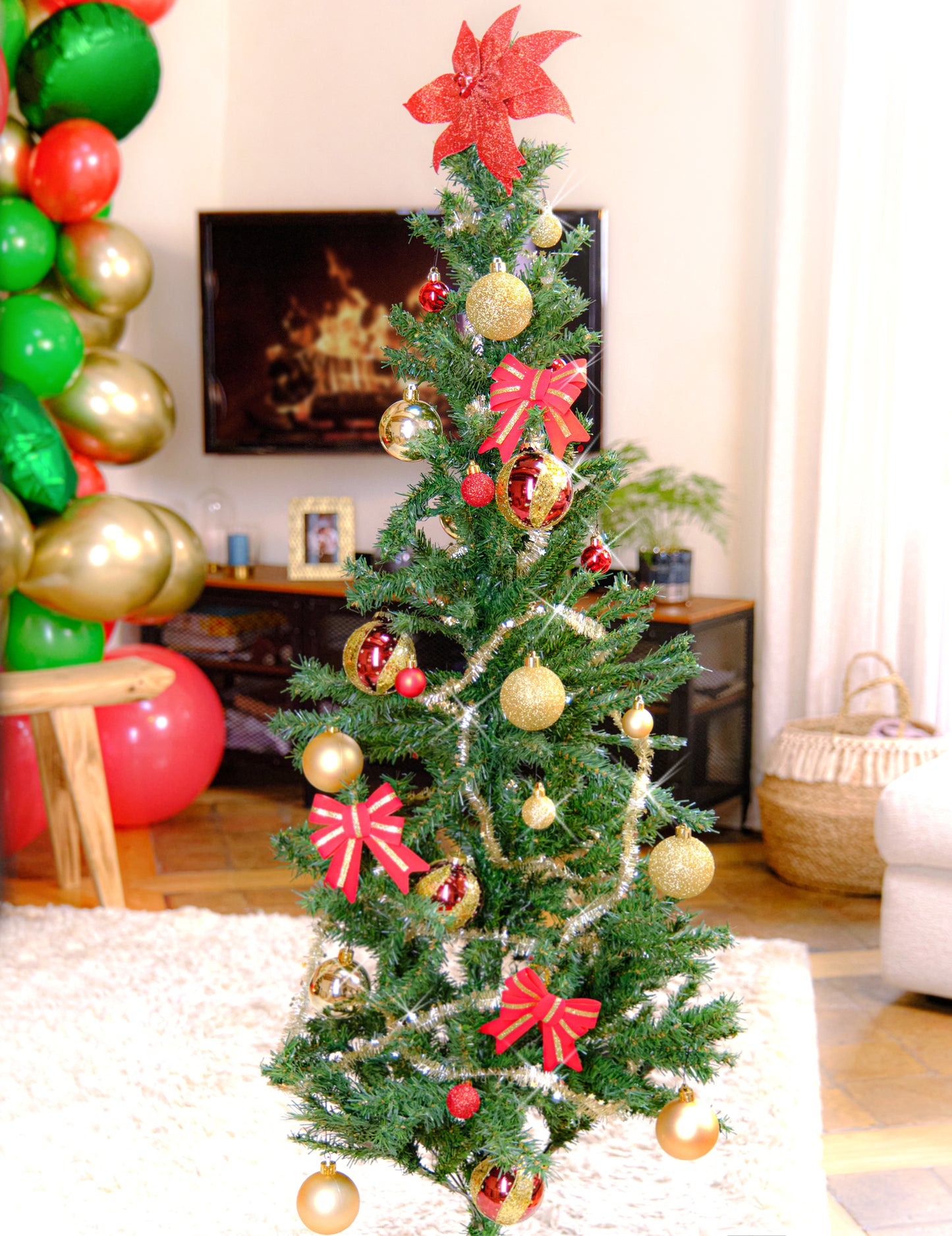 Mise en situation sur un sapin des 9 boules de Noël dorées aux finitions variées