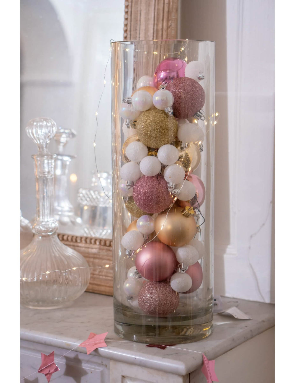 Mise en situation dans un vase des 9 boules de Noël dorées aux finitions variées