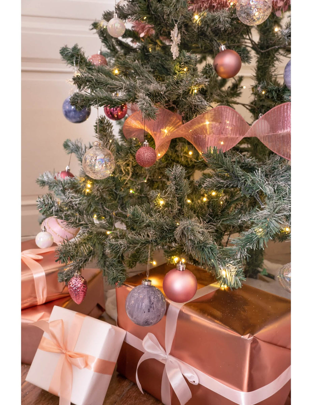 Mise en situation sur un sapin de Noël du lot de 9 boules de Noël rose gold avec finitions brillantes et pailletées