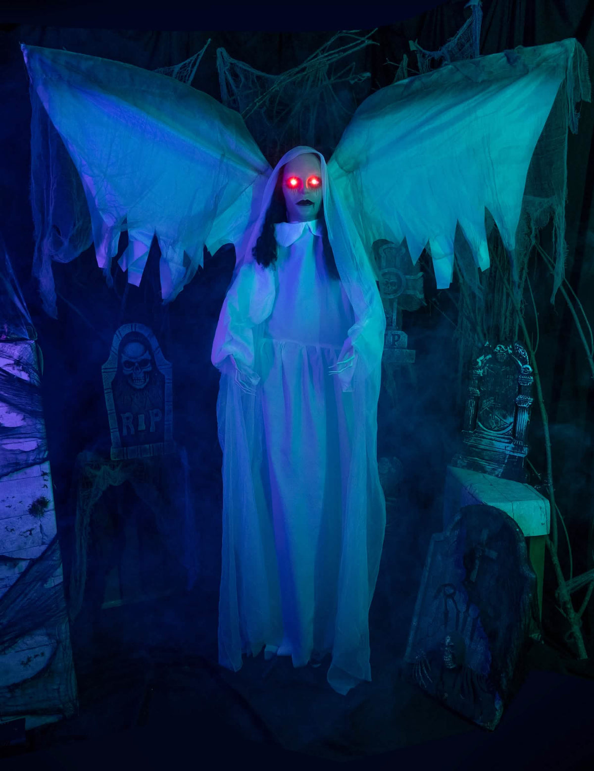 Mise en situation dans un décor de cimetière de l'ange déchu animé