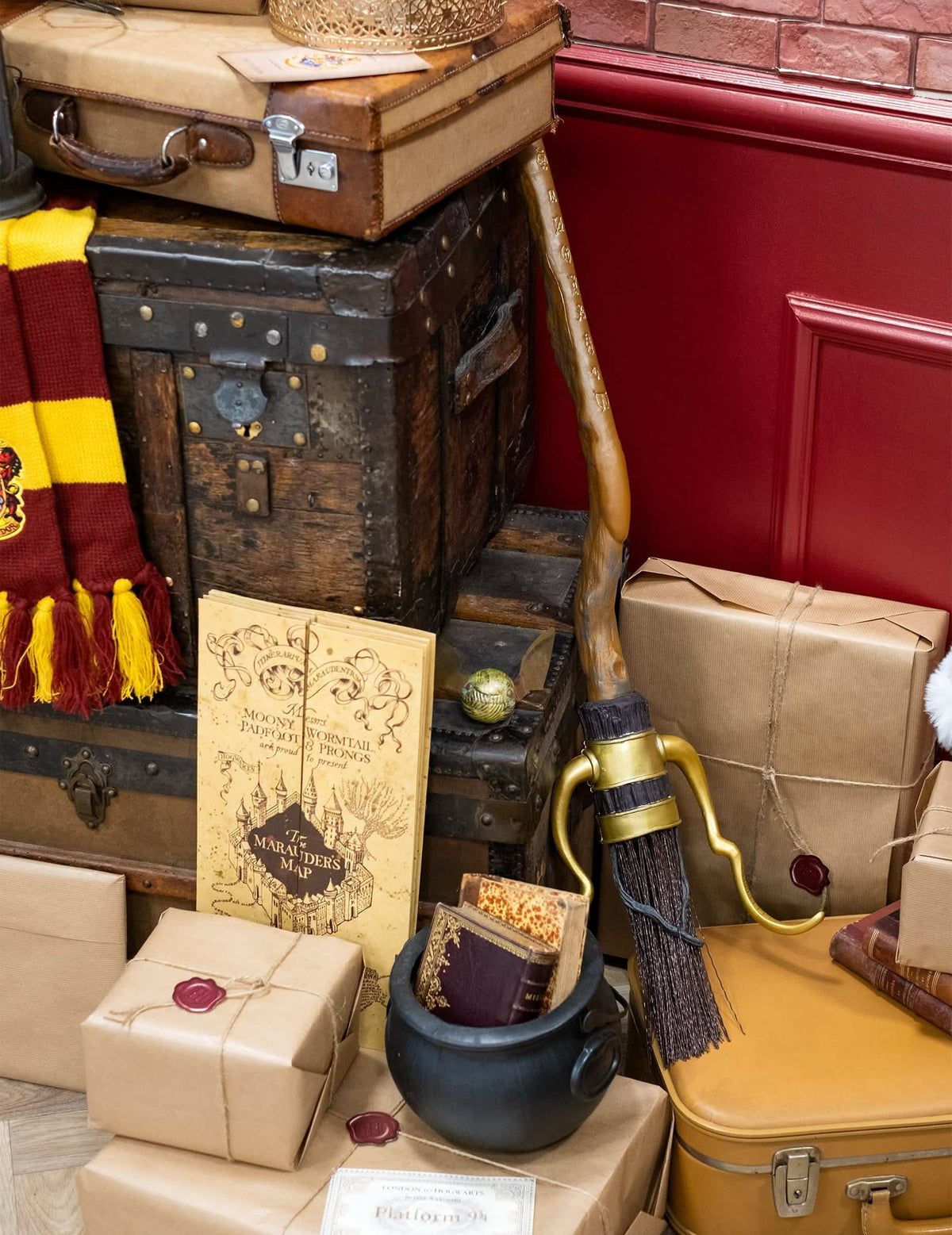 Lavastus arkuilla ja Nimbus-luksusluudan asusteilla Harry Potter
