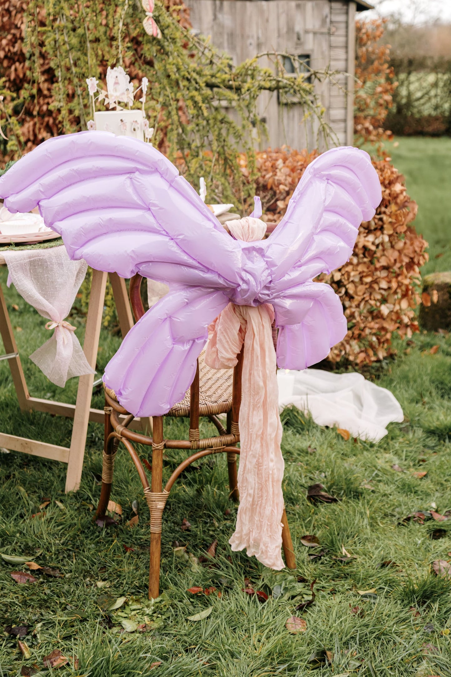 Mise en situation sur une chaise du ballon aluminium ailes de fée lilas