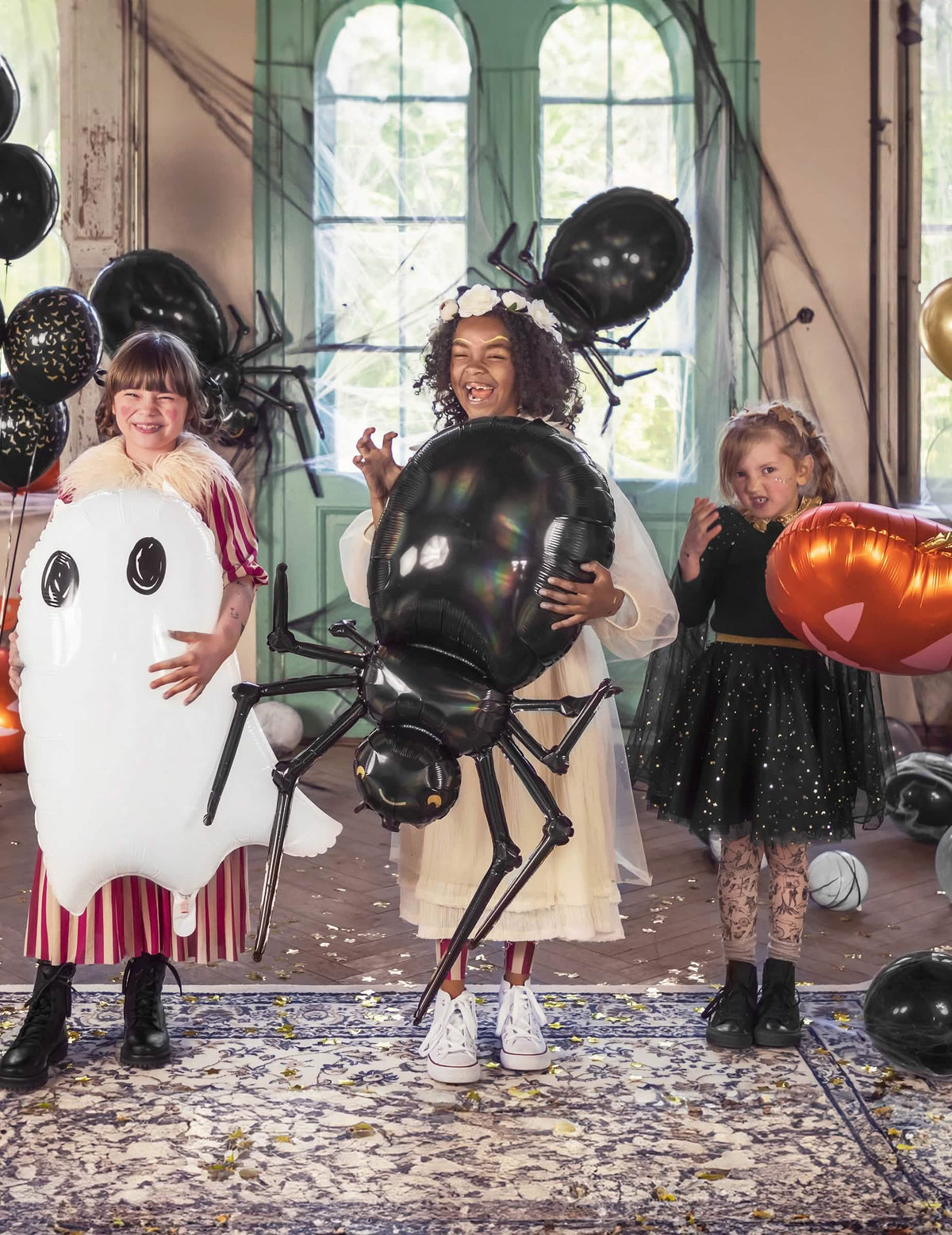 halloween-tilaus, jossa on lapset ja hämähäkkialumiinipallo