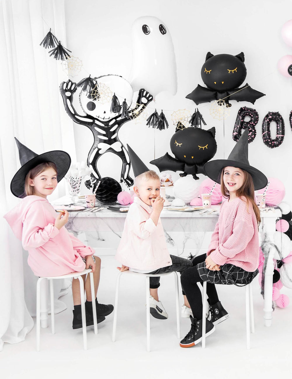 halloween-juhlat lasten kanssa pöydässä alumiininen ilmapallo lepakko