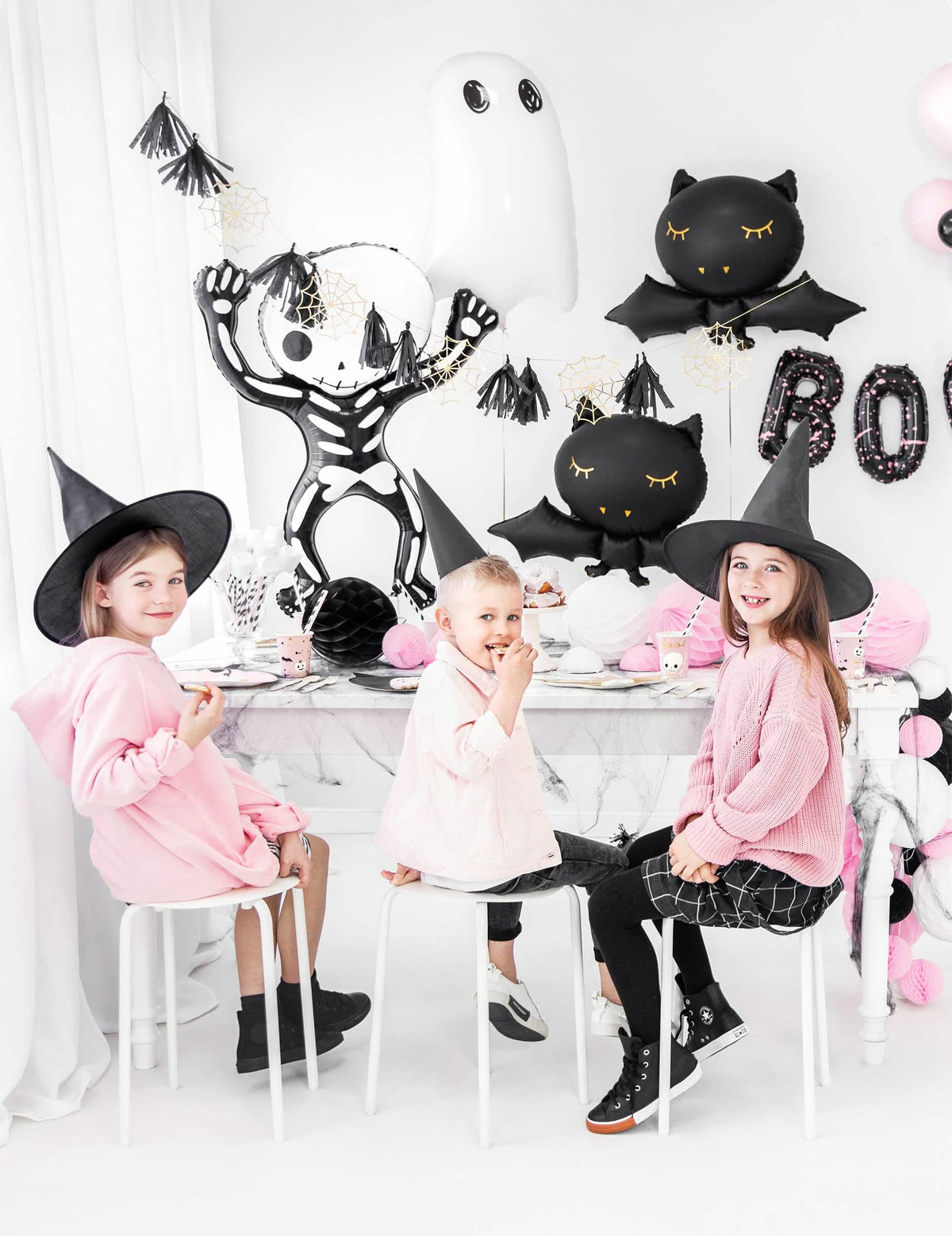halloween-juhlat lasten kanssa pöydässä alumiininen ilmapallo lepakko