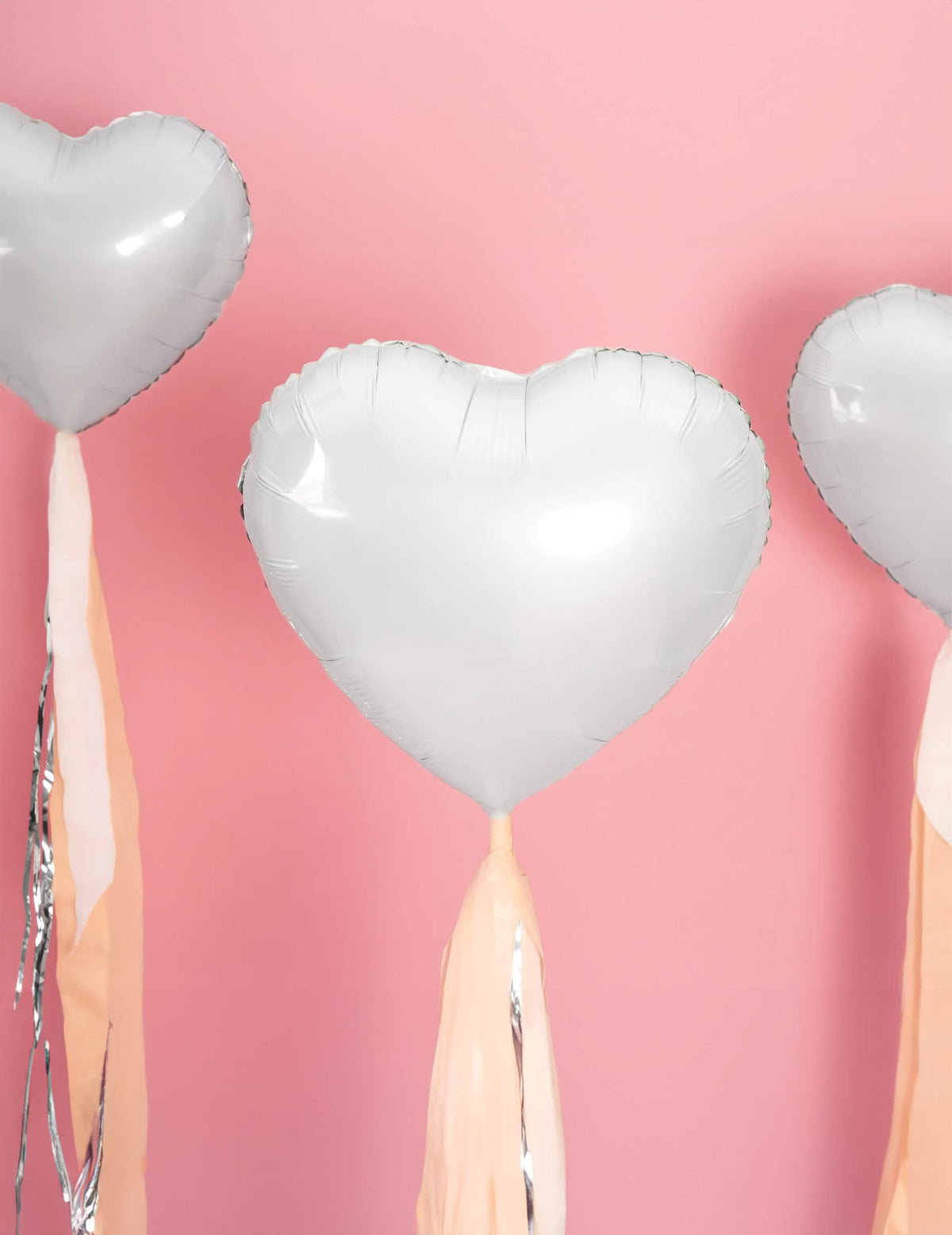 Mise en scène avec rubans du Ballon aluminium coeur pour fête