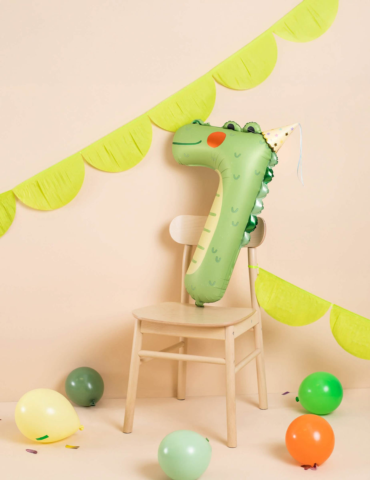 Mise en scène sur une chaise du ballon aluminium crocodile chiffre 7
