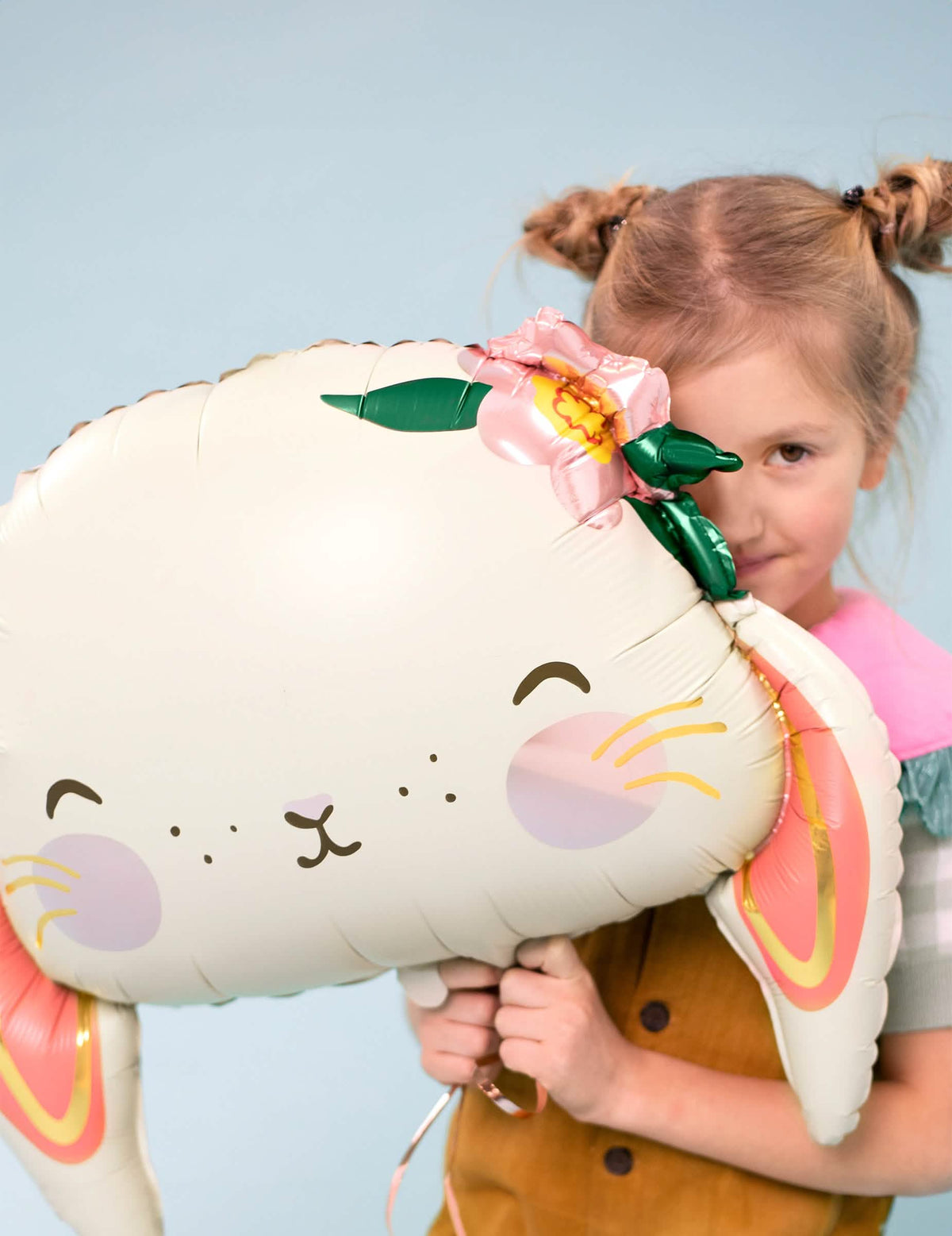 Gros plan du ballon aluminium lapin mignon tenu par une enfant