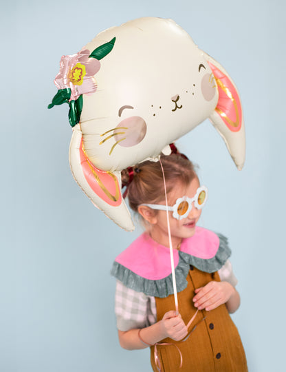 Mise en scène avec un enfant du ballon aluminium lapin mignon