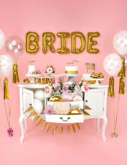 Décoration de candy bar avec le mot BRIDE composé du ballon aluminium lettre doré