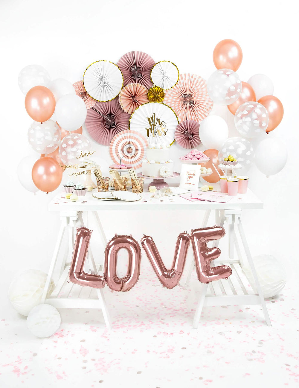 Mise en situation de fête du ballon aluminium lettres LOVE pour fête