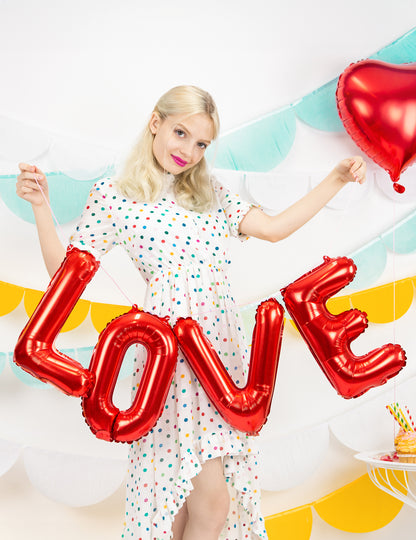 Mise en situation avec mannequin du ballon aluminium lettres LOVE pour mariage
