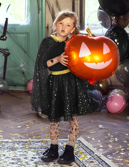 Mise en scène avec enfant du ballon aluminium citrouille pour décoration d'Halloween