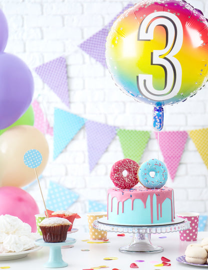Mise en situation du ballon aluminium chiffre pour anniversaire multicolore arc-en-ciel