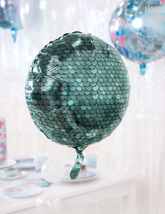 Gros plan sur les écailles du ballon en aluminium thème sirène