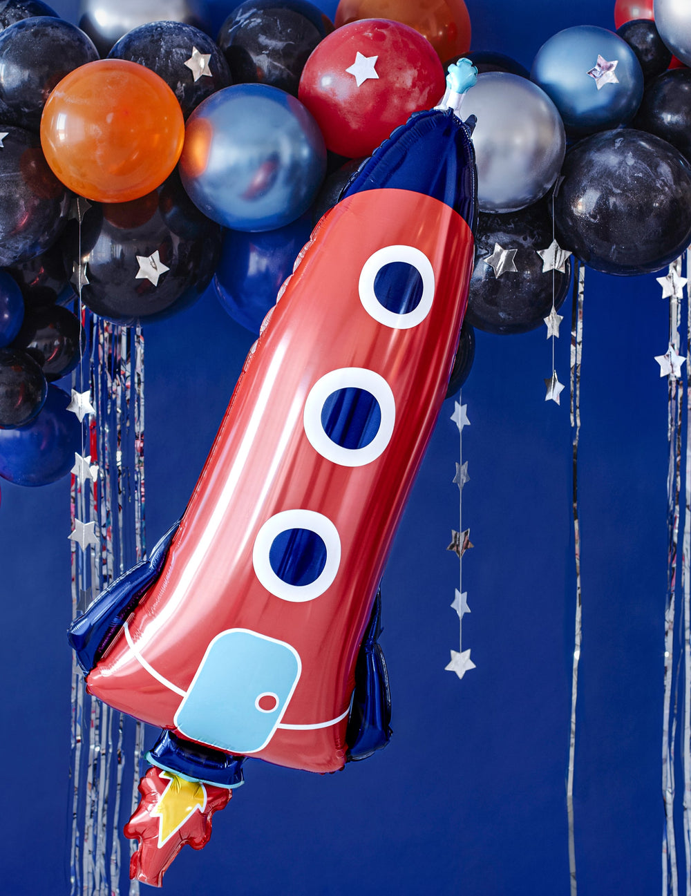 Gros plan dans un décor de fête du ballon en aluminium fusée
