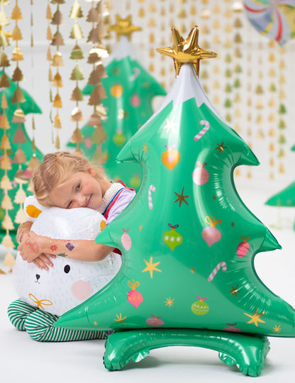 Mise en situation avec un enfant du ballon géant en aluminium sapin de Noël