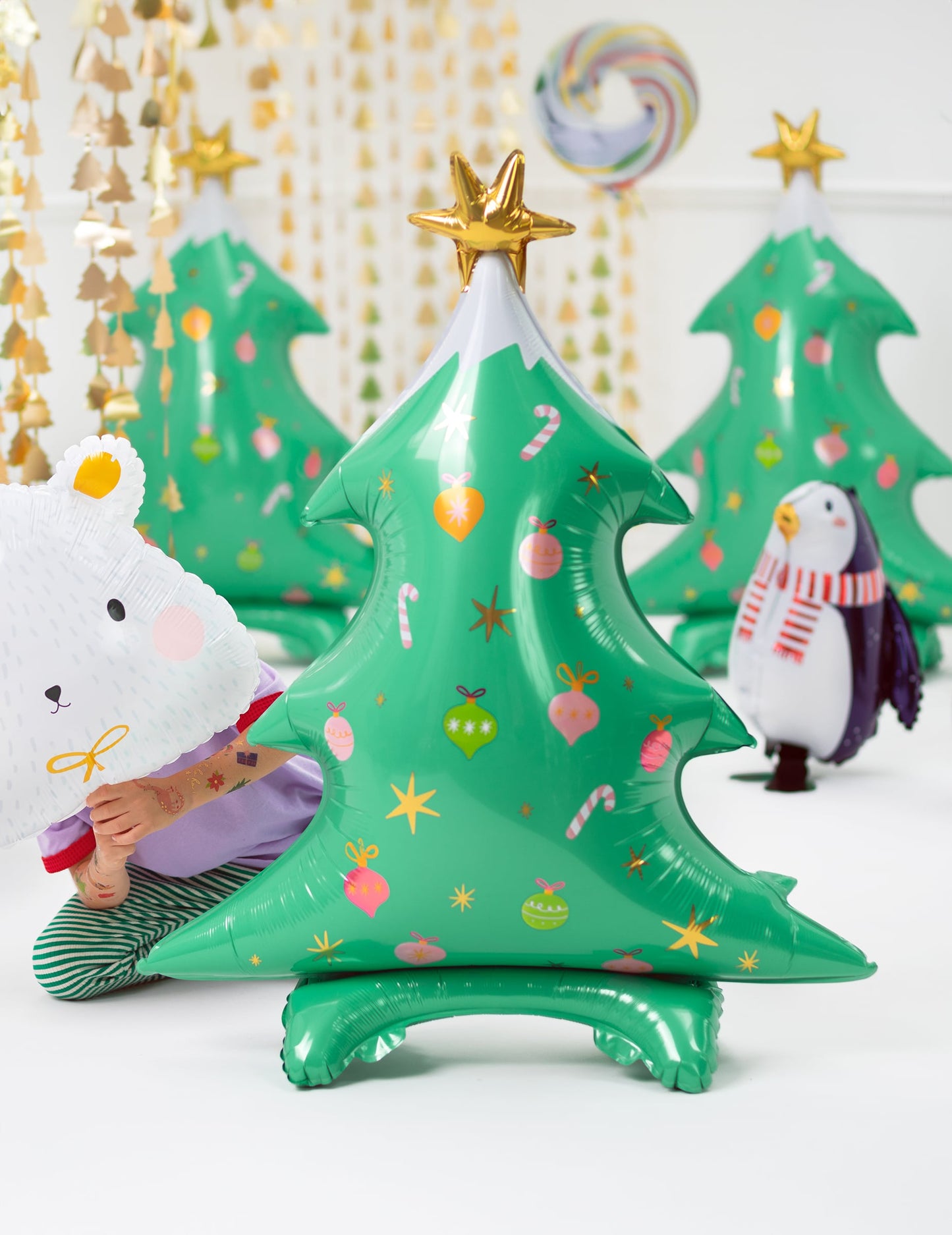 Mise en situation festive du ballon géant en aluminium sapin de Noël