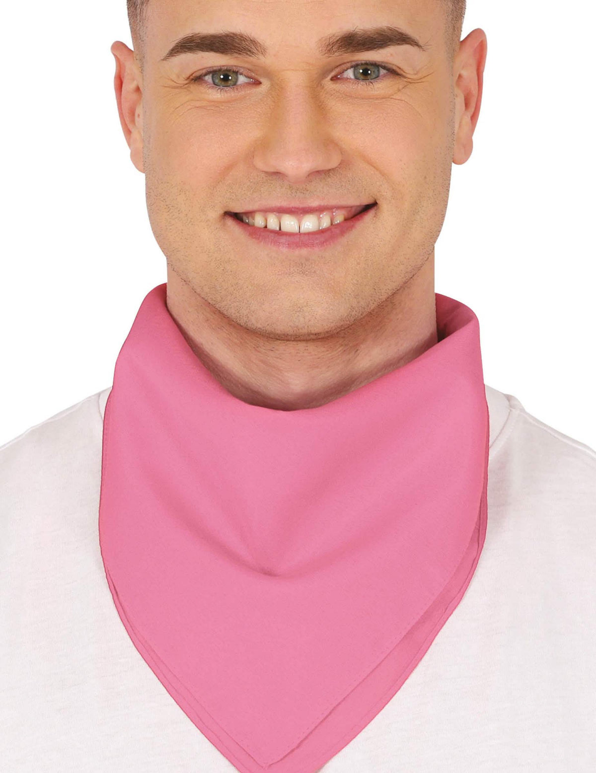 Gros plan sur le port au cou du bandana uni rose